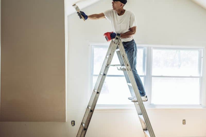 צביעת דירה על ידי בעל מקצוע בלבד