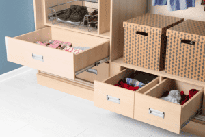 אחסון וארגון ארונות בגדים - איך לנצל מקסימום מקום בארון הבגדים