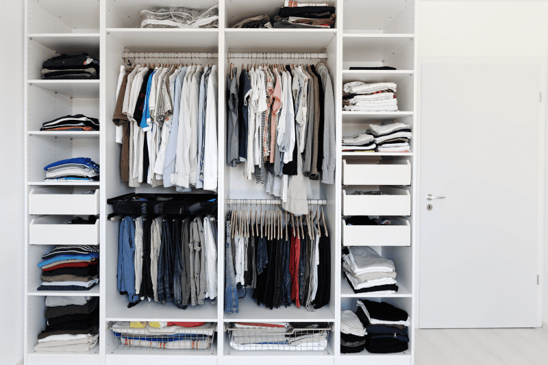 ארון בגדים ל-5 נפשות - סוגי ארונות הבגדים שמכילים הרבה מקום שיתאימו למשפחה גדולה