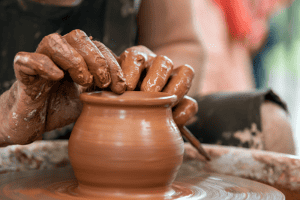 כלים מקרמיקה לחג - מתנות יפות לחג או פריטים לנוי בלבד?